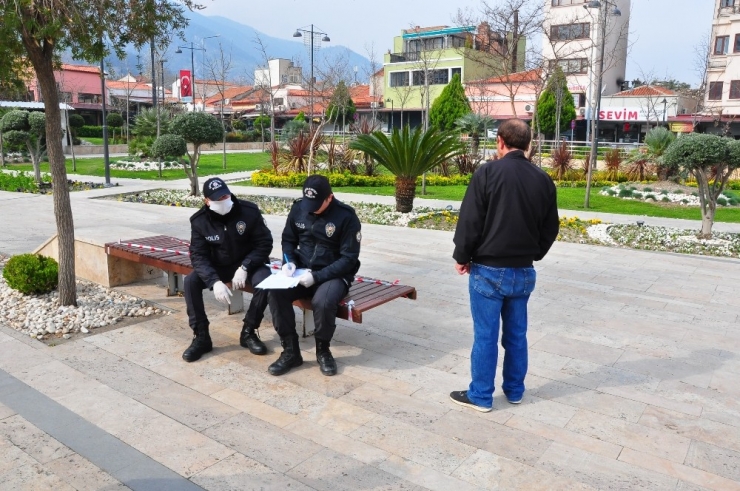 Manisa’daki Parklarda Polis Nöbeti