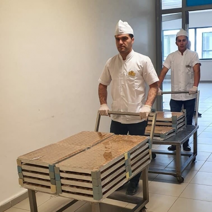 Mardin’de Sağlık Çalışanlarına Tatlı İkramı