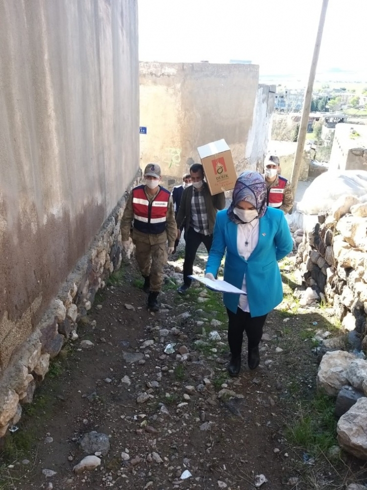 Derik’te 65 Yaş Üstü Vatandaşlara Gıda Yardımı