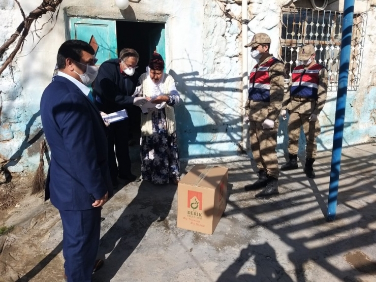 Derik’te 65 Yaş Üstü Vatandaşlara Gıda Yardımı