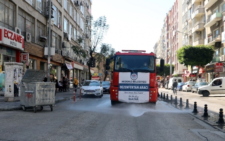 Akdeniz’de Cadde Ve Sokaklar Dezenfekte Ediliyor
