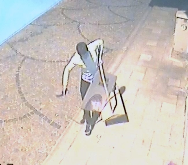 Öfkeyle Dağıttı, Dağıttığı Gibi Topladı