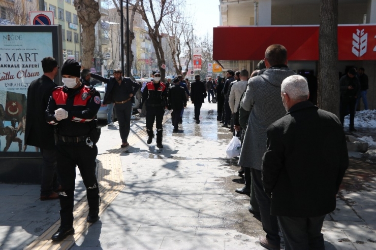 Niğde’de Polisler Yaşlıları Evine Bırakıyor