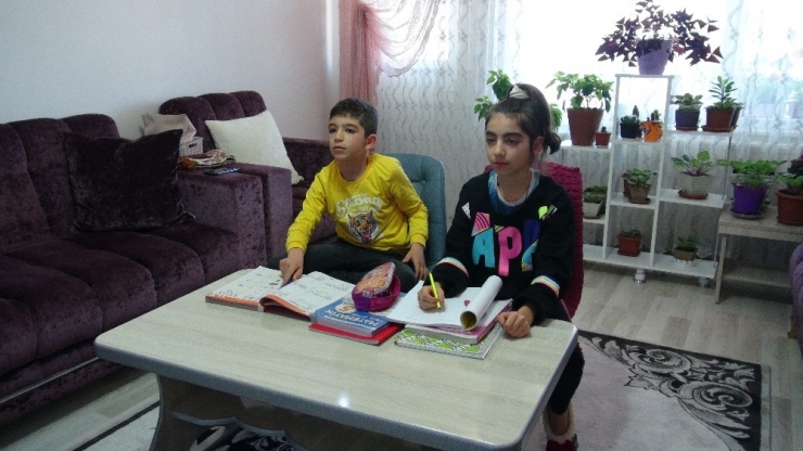 Öğrenciler Ders Başı Yapıp, “Evden Çıkmayın” Mesajı Verdi