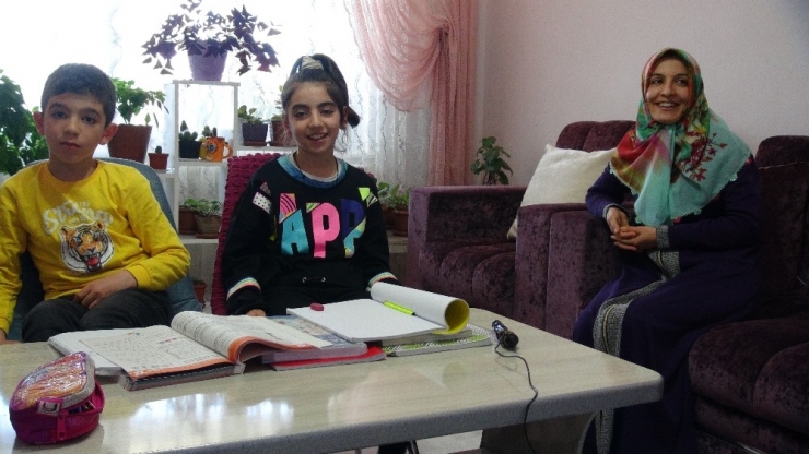 Öğrenciler Ders Başı Yapıp, “Evden Çıkmayın” Mesajı Verdi