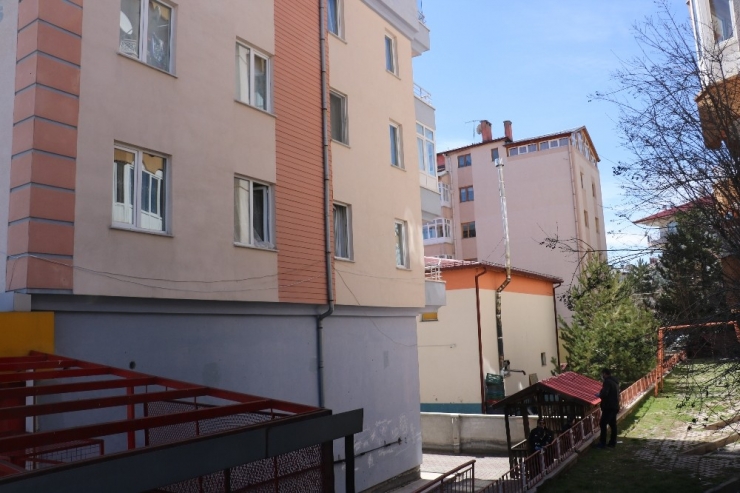 Oyuncağının Peşinden Giderek 2 Kattan Düşen Çocuk Hayatını Kaybetti