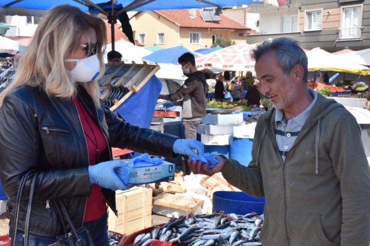 Pazarcı Esnafı İle Vatandaşlara Maske Dağıtıldı