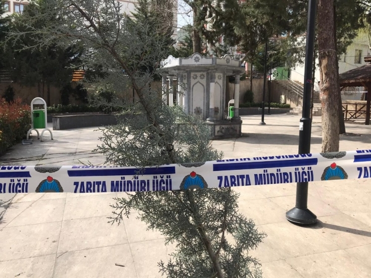 "Sağlığınız İçin Lütfen Oturmayın" Yazısına Aldırış Etmeden Oturmaya Devam Ettiler