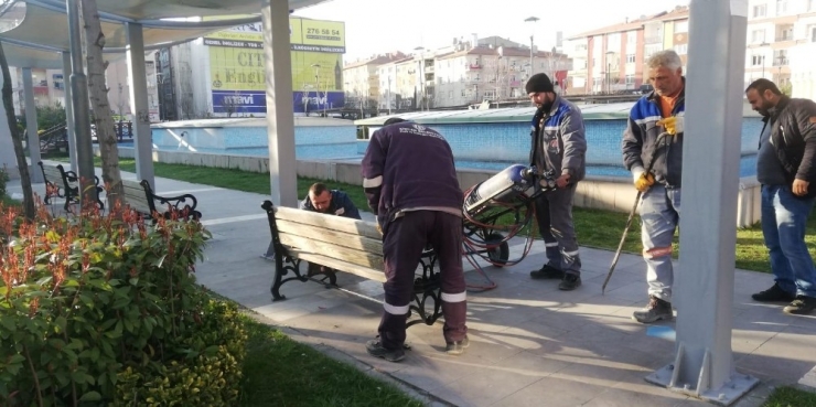 Sincan’da Meydanlarda Banklar Kaldırıldı