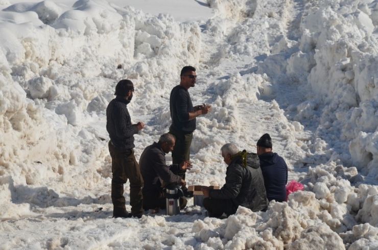 Şırnak’ta Karla Mücadele Çalışmaları Sürüyor