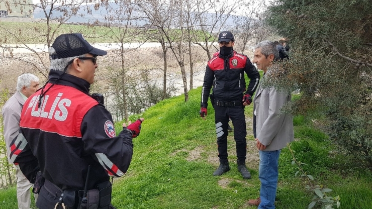 Polis “Ölmek Mi İstiyorsunuz?” Diye Uyardığı Yaşlıları Kolonya Sıkarak Evlerine Gönderdi