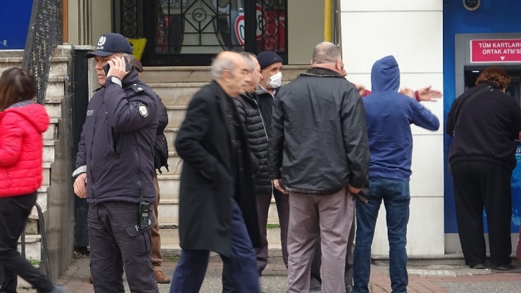 Bursa’da Yaşlılar Banka Kuyruklarında