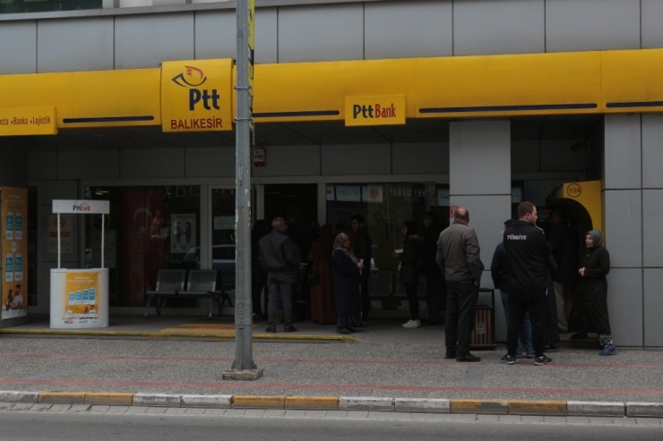 Balıkesir’de Bankalarda Uzun Kuyruklar Oluştu