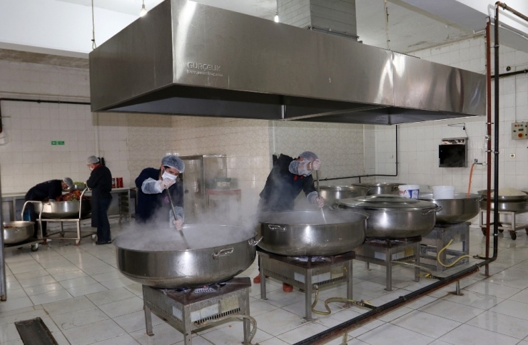 Van Büyükşehir Belediyesinden Yaşlı Vatandaşlara Sıcak Yemek