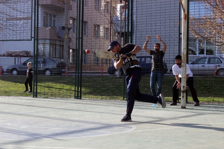 Yabancı Öğrenciler Korona Tatilini Kriket Oynayarak Geçiriyor