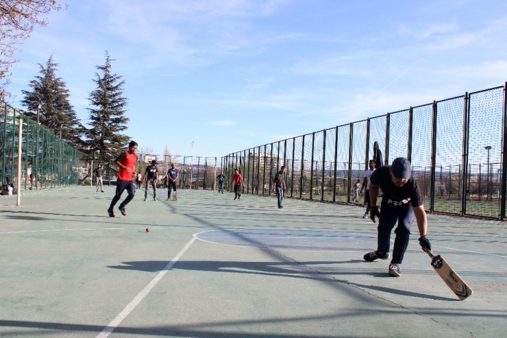 Yabancı Öğrenciler Korona Tatilini Kriket Oynayarak Geçiriyor