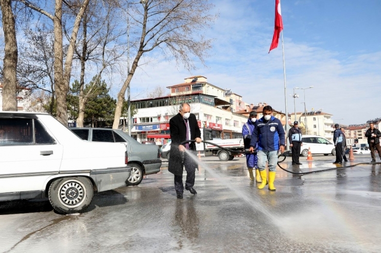 Yahyalı’da Cadde Ve Sokaklar Deterjanla Yıkanıyor