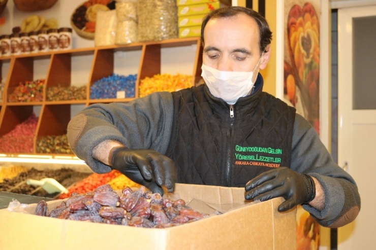 Kuru Yemişçi, Korona Virüs Tedbirleri Kapsamında Maske Ve Eldivenle Çalışıyor