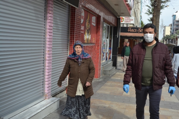 Uyarıları Dikkate Almayarak Sokağa Çıkan Yaşlı Vatandaşlar ’Pes’ Dedirtti