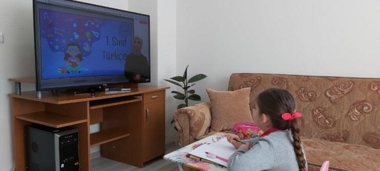 Evde Kalan Miniklerden “Dışarı Çıkmayın” Uyarısı