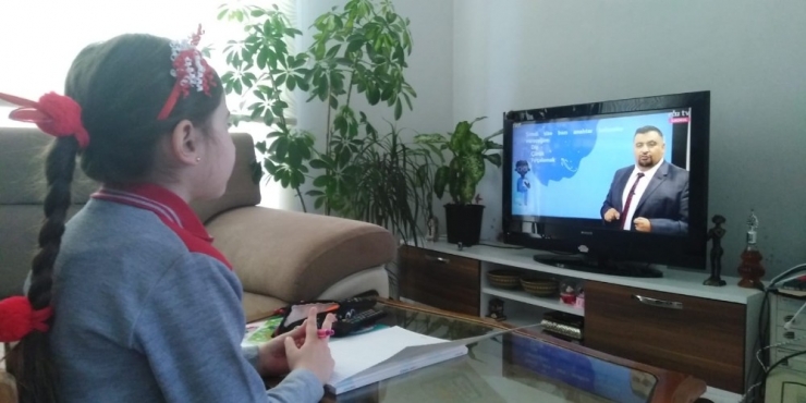 Evde Kalan Miniklerden “Dışarı Çıkmayın” Uyarısı