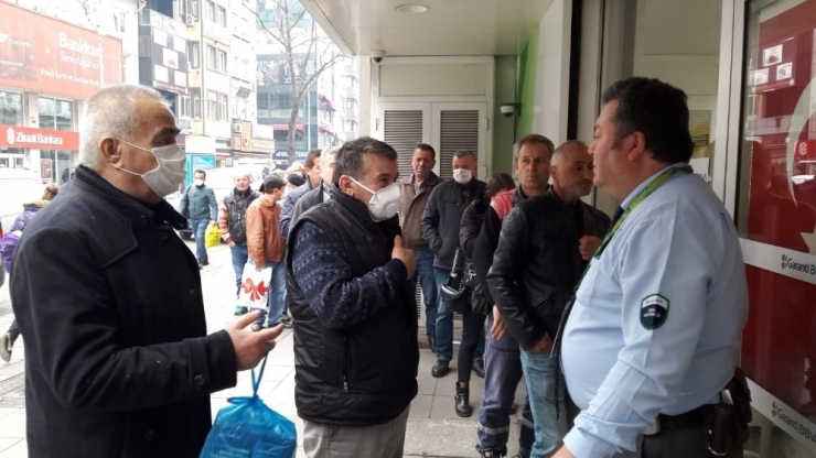 65 Yaş Yasağına Rağmen Para Çekme İnadı