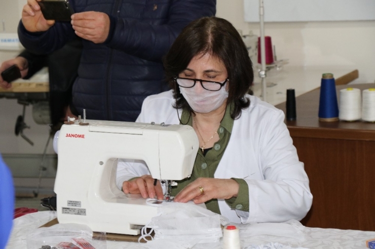 Gönüllü Öğretmenler; Sağlık Çalışanları İçin 80 Bin Maske Üretecek
