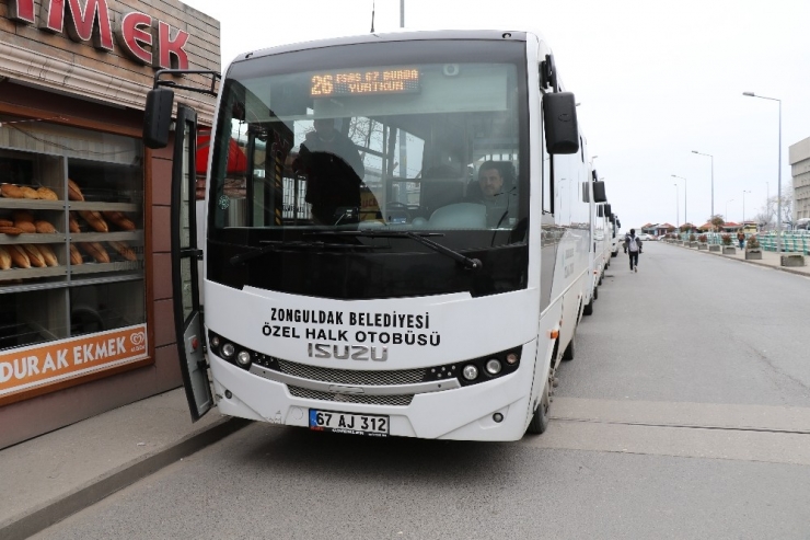 Yaşlı Kadın Yasağa Rağmen Otobüse Binmek İçin Dakikalarca Direndi