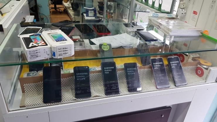 Adana’da Kaçak Cep Telefonu Ve Kol Saati Ele Geçirildi