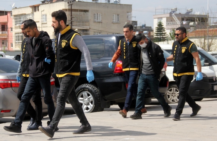 Hayat Kadınlarına Bin Lira Kaptırınca Otel Görevlisini Gasp Ettiler