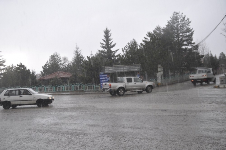 Şuhut’ta Şiddetli Yağmur Ve Dolu Yaşamı Olumsuz Etkiledi