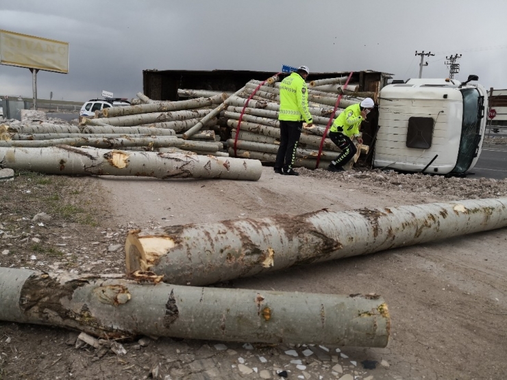 Aksaray’da Tomruk Yüklü Kamyon Devrildi, Sürücü Yaralandı