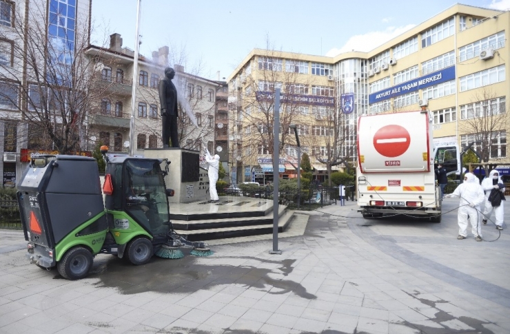 Akyurt’ta Cumhuriyet Meydanı Ve Otobüs Durakları Dezenfekte Edildi