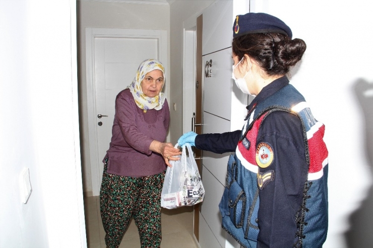 Alanya’da Jandarma Yaşlıların Eli Ayağı Oldu