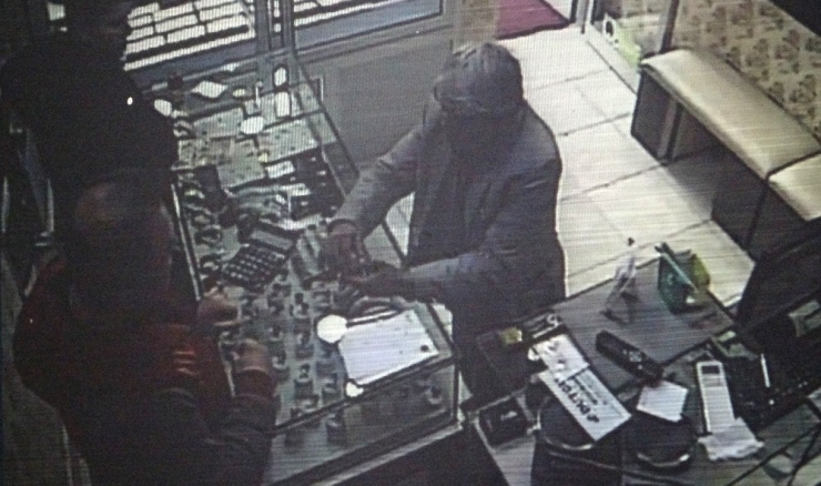 Hem Yasağı Deldi, Hem De Kuyumcuyu Dolandırdı