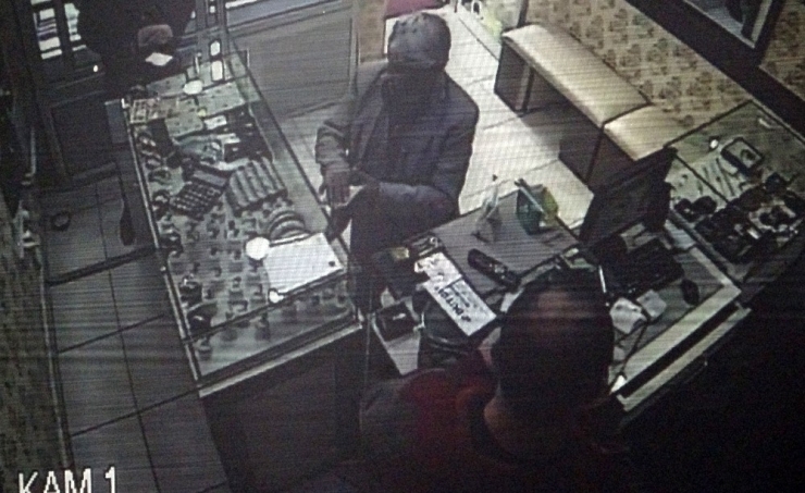 Hem Yasağı Deldi, Hem De Kuyumcuyu Dolandırdı