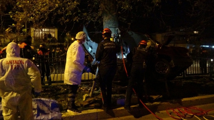 Refüjdeki Ağaca Çarpan Otomobil Hurdaya Döndü: 1 Ölü