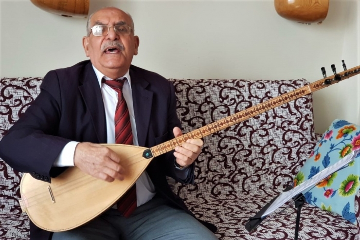 Aşık Veysel’in Soyundan Gelen Halk Ozanı Korona’yı Sazına Taşıdı