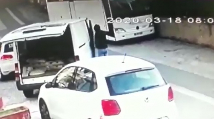 Şahsın Minibüsten İki Denemede Telefon Çaldığı Anlar Kamerada