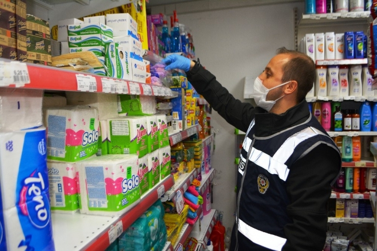 Ayvalık’ta Evden Çıkamayan Yaşlı Kadına Polis Şefkati