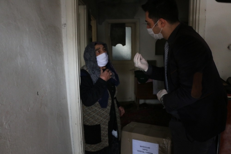 Bağcılar’da Evden Çıkamayan Yaşlıların İhtiyaçları Karşılanıyor