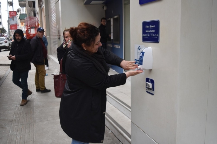 Banka Şubelerine El Dezenfektanları Yerleştirildi