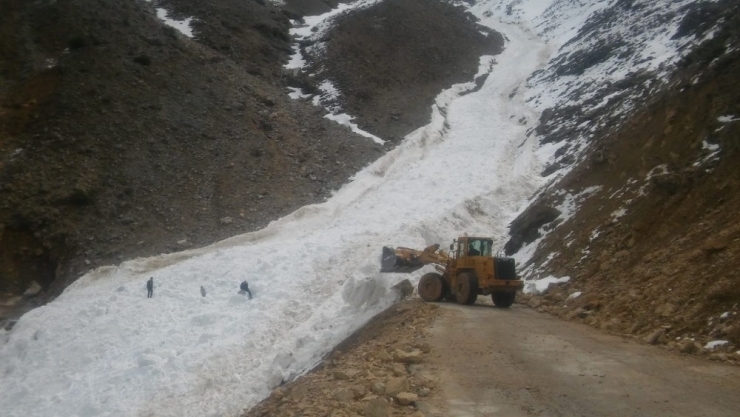 Batman’da Köy Yoluna Çığ Düştü