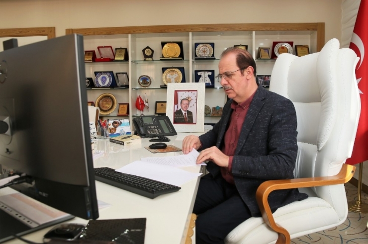 Bayburt Üniversitesinde İlk Uzaktan Eğitim Dersini Rektör Coşkun Verdi