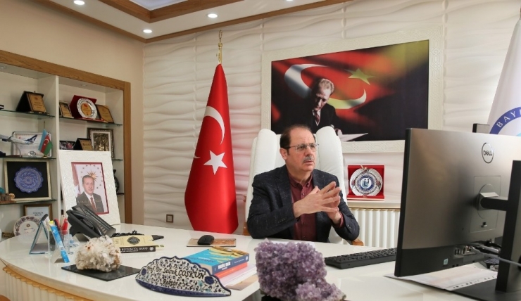 Bayburt Üniversitesinde İlk Uzaktan Eğitim Dersini Rektör Coşkun Verdi