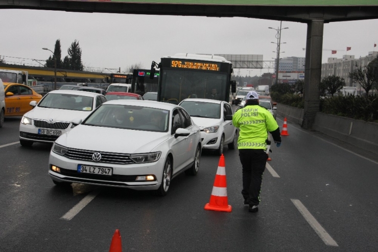 Yolun Karşısına Geçmeye Çalışan Bir Kişiye Otomobil Çarptı