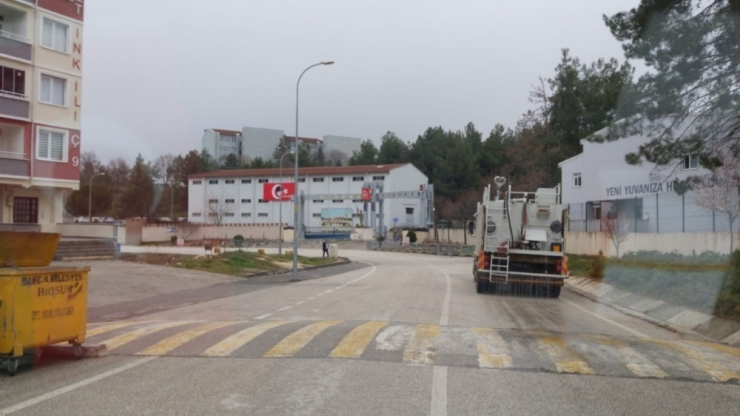 Bilecik’te Bütün Mahalle Dezenfektan İçerikli Su İle Yıkanıyor