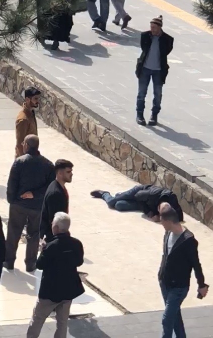 Yere Yığılan Şahsa, Virüs Endişesiyle Kimse Müdahale Edemedi