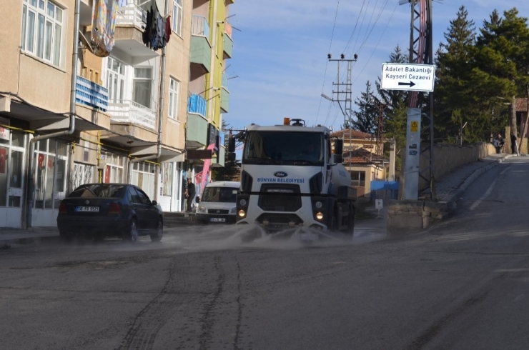 Bünyan’ın Cadde Ve Sokakları Yıkanarak Dezenfekte Edildi