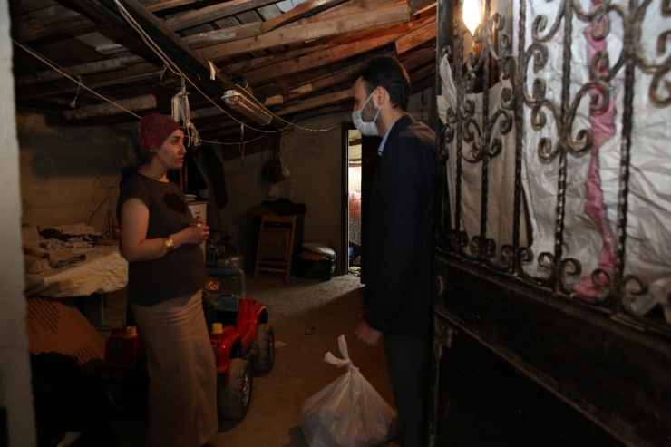 Çekmeköy’de Korona Virüs Tedbirleri Kapsamında Evden Çıkmayan Yaşlılara Yemek Hizmeti